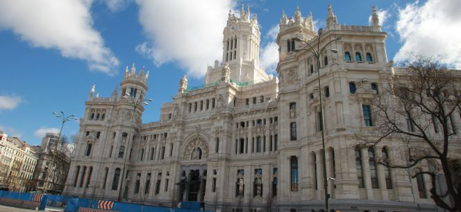 Palacio de Cibeles, también conocido como el Palacio de las Comunicaciones, porque antes de albergar el Ayuntamiento de Madrid, fuer la sede de Correos.
