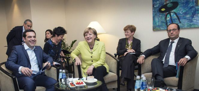 La canciller alemana, Angela Merkel (centro) reunida con el presidente Francés, Francois Hollande (derecha) y el primer ministro griego, Alexis Tsipras.