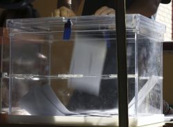 Detalle de una urna de un colegio electoral de Aravaca, con los primeros votos al inicio de los comicios municipales y autonómicos que se celebran hoy. EFEJuan Carlos Hidalgo