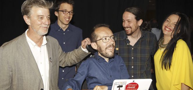 Pablo Iglesias e Íñigo Errejón acompañan al candidato a la presidencia de Aragón, Pablo Echenique y al candidato de Zaragoza en Común, Pedro Santisteve, a su llegada al mitin central del partido en Zaragoza.