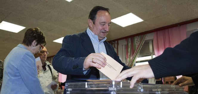 El candidato del PP a la Presidencia del Gobierno de La Rioja, Pedro Sanz, vota en el Colegio Duquesa de la Victoria de Logroño.