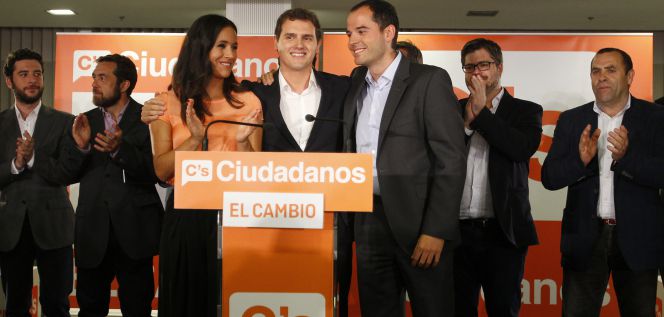 El líder de Ciudadanos, Albert Rivera, junto a los candidatos de su formación a la alcaldía de Madrid y la Comunidad, Begoña Villacís e Ignacio Aguado, respectivamente. Este último puede ser clave para facilitar la gobernabilidad del Ejecutivo regional.