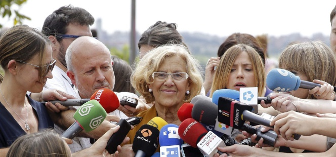La candidata a la Alcaldía de la capital por Ahora Madrid, Manuela Carmena, hace unas declaraciones a los medios en el Mirador de la Cornisa, en Madrid, este lunes.