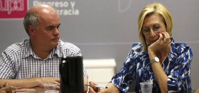 La líder de UPyD, Rosa Díez, junto al diputado nacional, Carlos Martínez Gorriarán, en la rueda de prensa.