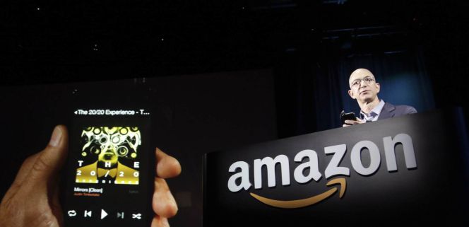 Jeff Bezos muestra un smartphone Fire.
