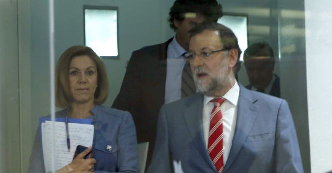 El presidente del Gobierno, Mariano Rajoy, junto a la secretaria general del PP, María Dolores de Cospedal, a su llegada a la rueda de prensa ofrecida tras la reunión del Comité Ejecutivo Nacional del PP celebrada esta tarde en Madrid, para analizar los resultados de las elecciones autonómicas y locales.