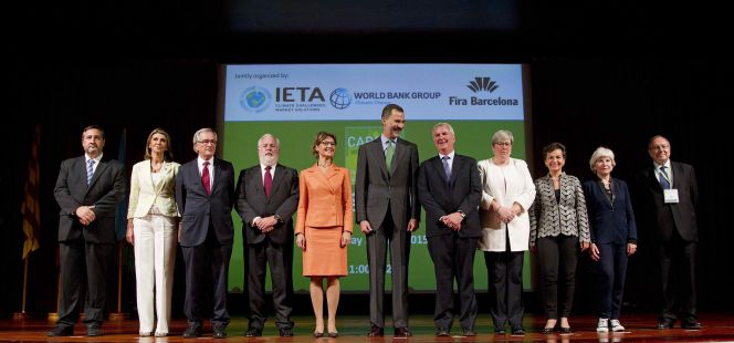 El Rey Felipe VI y la ministra García Tejerina (centro) posan para la foto de familia en la inauguración de Carbon Expo 2015.