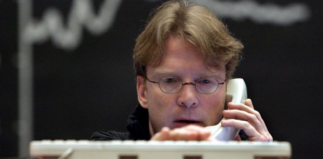 Un agente de bolsa trabaja con un panel del índice DAX en la Bolsa de Fráncfort, Alemania.