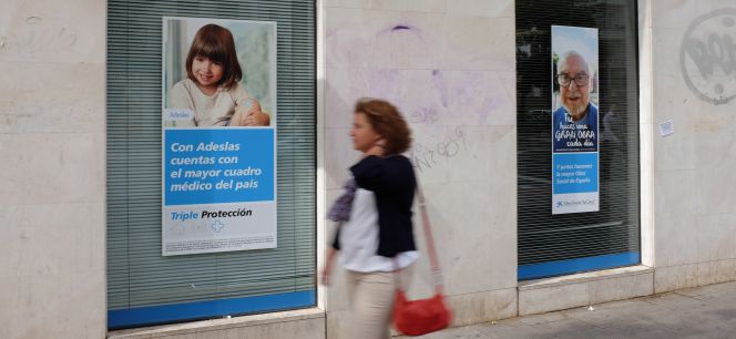 Una promoción de seguros de salud de Adeslas, en una oficina de La Caixa