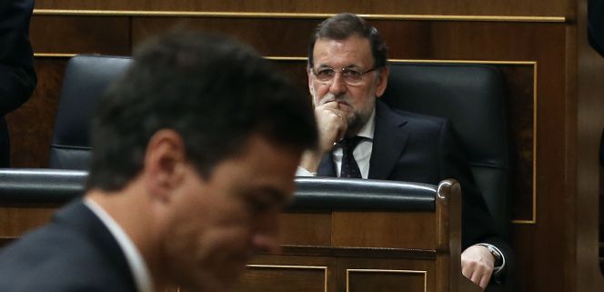 El lider socialista, Pedro Sanchez, abandona el Hemiciclo bajo la atenta mirada de Mariano Rajoy. Foto: Uly Martin