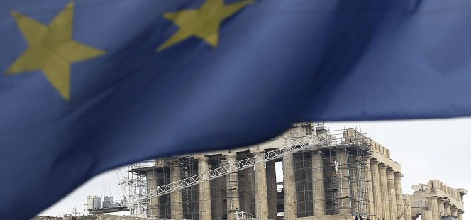 Una bandera de la UE ondea frente al Partenón en Atenas