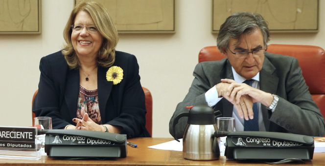 La presidenta de la Comisión Nacional del Mercado de Valores (CNMV), Elvira Rodríguez, junto al presidente de la Comisión de Economía y Competitividad del Congreso de los Diputados, Ovidio Sánchez.