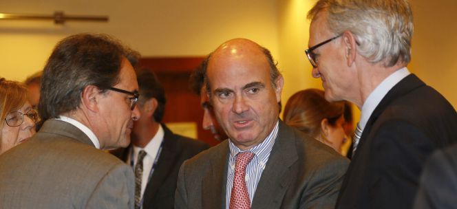 El ministro de Economía, Luis de Guindos, conversa con el presidente de la Generalitat, Artur Mas, y el presidente del Círculo de Economía, Anton Costas.