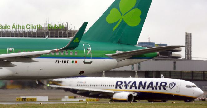 Aviones de Aer Lingus y Ryanair se cruzan en el aeropuerto de Dublín. Reuters