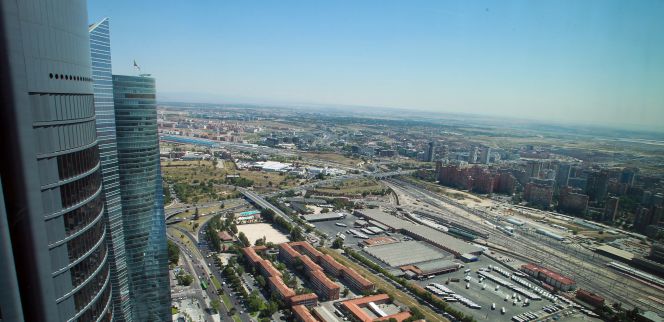 Vista de las torres de la antigua Ciudad Deportiva del Real Madrid y de la estación de Chamartín