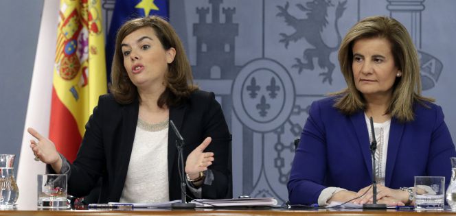 La vicepresidenta del Gobierno, Soraya Sáenz de Santamaría y la ministra de Empleo, Fátima Báñez, durante la rueda de prensa posterior a la reunión del Consejo de Ministros.