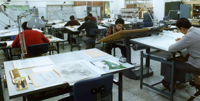Grupo de ingenieros en sus mesas de trabajo.