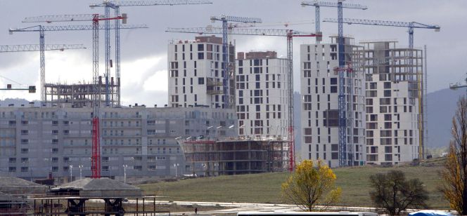 En la imagen, varios edificios de viviendas en construcción.