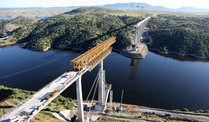 Viaducto en el río Tajo a su paso por Extremadura.