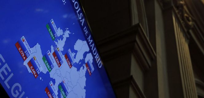 En la imagen de ayer, panel en la Bolsa de Madrid con la evolución de la prima de riesgo en varios países europeos.