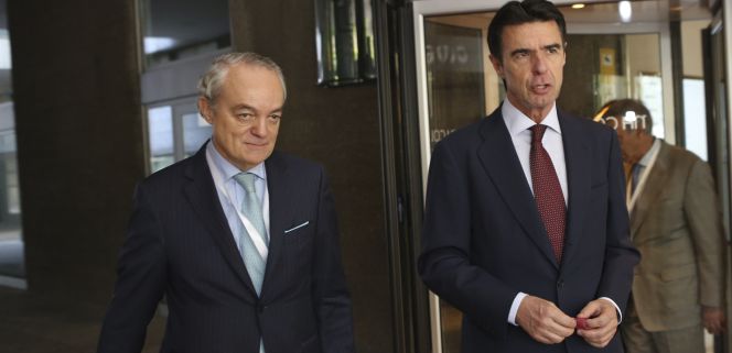 El ministro de Industria, José Manuel Soria, junto al presidente de Ametic, José Manuel de Riva, ayer en Madrid.