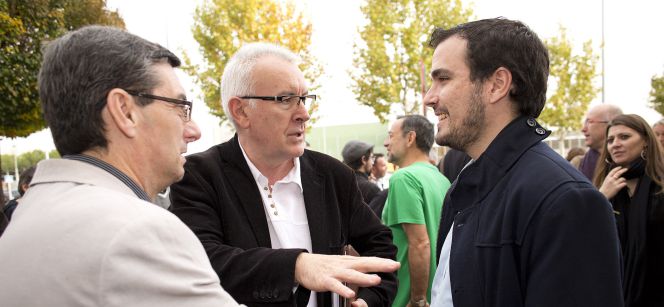 El ex coordinador general de IU, Cayo Lara, en el centro, conversa con el actual líder de la formación, Alberto Garzón, y el secretario general del Partido Comunista, Jose Luis Centella.