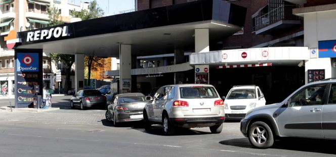 Cola de automóviles a la entrada de una gasolinera.