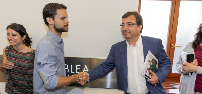 El secretario general de Podemos en Extremadura, Álvaro Jaén, y el secretario general del PSOE Extremadura, Guillermo Fernández Vara.