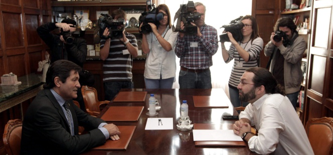 El presidente del Principado en funciones y candidato socialista a la reelección, Javier Fernández, y el cabeza de lista de Podemos, Emilio León.
