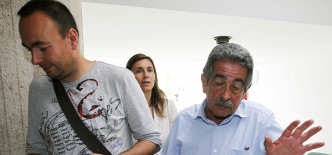 Los secretarios generales del Partido Regionalista de Cantabria, Miguel Angel Revilla, y de Podemos, José Ramón Blanco.