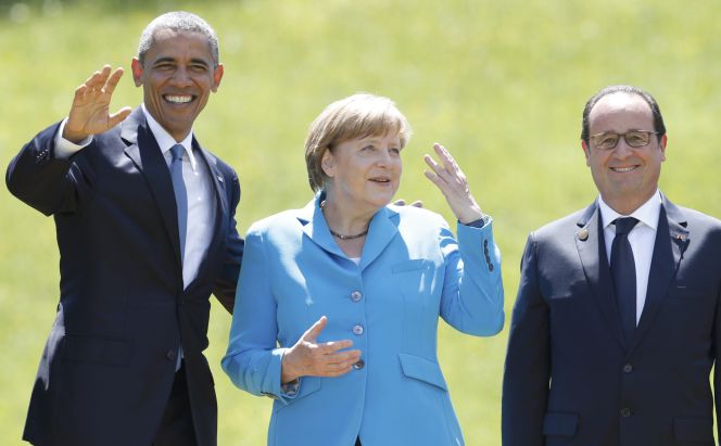 Barack Obama, con la anftiriona, Angela Merkel, y François Hollande, ayer en Elmau (Alemania).