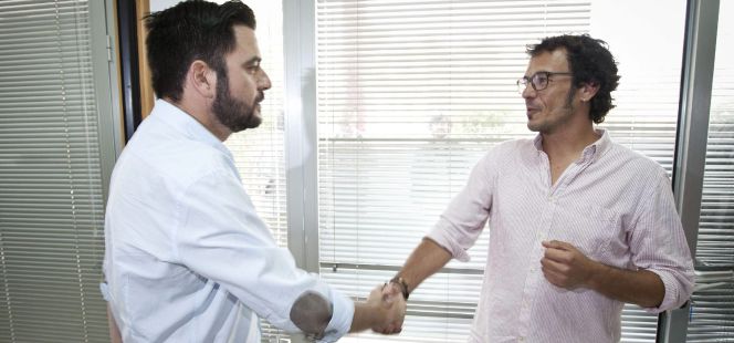 El candidato socialista, Fran González (i), saluda al líder de Por Cádiz sí se puede, José María González 'Kichi'.