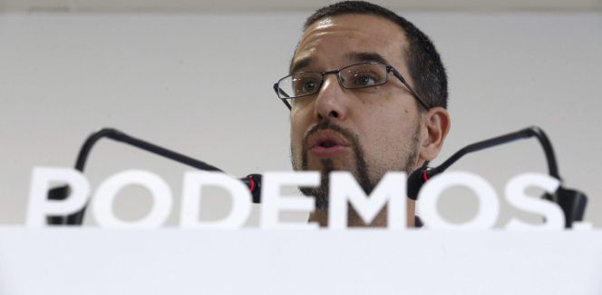 El secretario de Organización de Podemos, Sergio Pascual, durante la rueda de prensa ofrecida hoy en la sede de la formación, en Madrid.