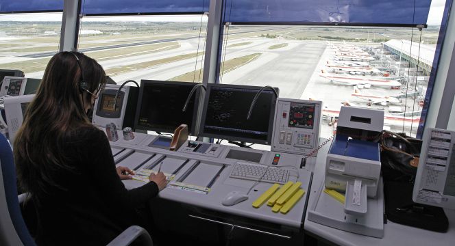 Torre de control del aeropuerto madrileño de Barajas.