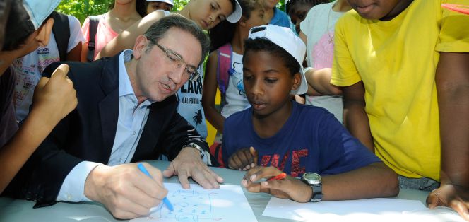 Jaume Giró, director general de la Fundación Bancaria La Caixa, con los niños en Barcelona.
