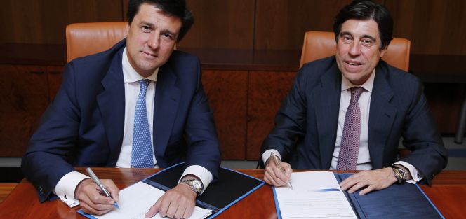Fotografía facilitada por Sacyr de su presidente y consejero delegado, Manuel Marique (d), y el presidente ejecutivo de Merlín Properties, Ismael Clemente, durante el acuerdo firmado ayer.