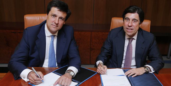 Ismael Clemente, presidente ejecutivo de Merlín Properties, y Manuel Manrique, presidente y consejero delegado de Sacyr, firman la compraventa de Testa.