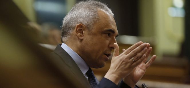 El diputado socialista Rafael Simancas, durante su intervención en la sesión de control al Ejecutivo que hoy celebra el Congreso de los Diputados.