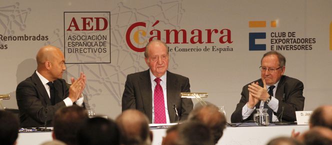 El secretario de Estado de Comercio, Jaime García-Legaz (izquierda) y el presidente de la Cámara de Comercio de España, José Luis Bonet, aplauden al rey emérito Juan Carlos I.