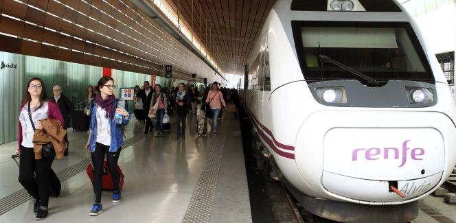 Viajeros procedentes de Barcelona a su llegada a la estación de RENFE Indalecio Prieto de Bilbao.