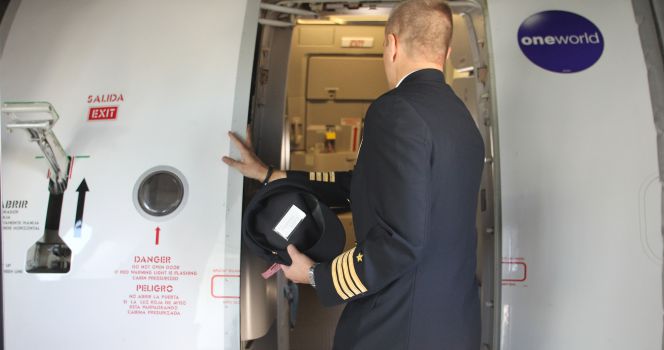 Un piloto de Iberia accede a su avión. Pablo Monge