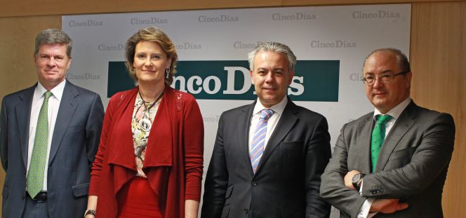 De izquierda a derecha, Antonio Espinosa de los Monteros, consejero delegado de Iberdrola Distribución Eléctrica; Blanca Losada, directora de ingeniería e innovación tecnológica de Gas Natural Fenosa; Andrés Seco, director general de operación de Red Eléctrica Española; y Juan Miguel Pérez de Andrés, director general de la división Energy Management de Siemens.