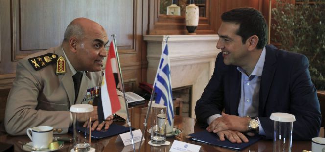 El primer ministro griego, Alexis Tsipras y el ministro de Defensa egipcio, el general Sedki Sobhi Sayed, en Atenas.
