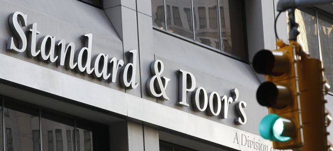 S&P hunde el rating de los principales bancos griegos