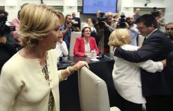 La candidata del PP a la Alcadía de Madrid, Esperanza Aguirre (i), observa a la cabeza de lista de Ahora Madrid, Manuel Carmena, mientras es felicitada tras su proclamación hoy como nueva alcaldesa.