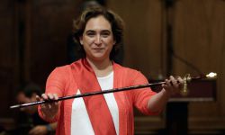 GRA562. BARCELONA, 13062015.- La candidata de Barcelona en Comú, Ada Colau, ha sido proclamada primera alcaldesa de la capital catalana, con una mayoría absoluta de 21 de los 41 votos de los concejales que forman el consistorio. EFEAlberto Estévez