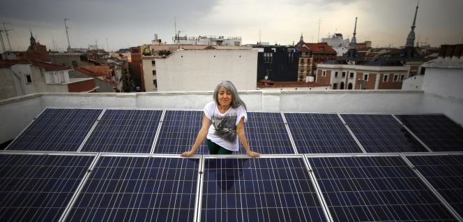 Montse, con los paneles solares en la azotea del edificio donde vive.