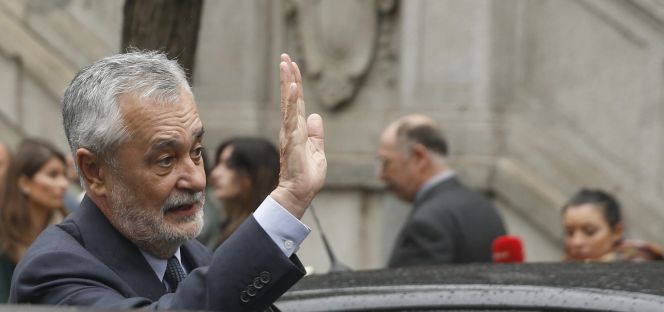 El expresidente de la Junta de Andalucía y exconsejero de Economía y Hacienda José Antonio Griñán, a su salida del Tribunal Supremo el pasado mes de abril.
