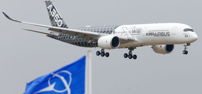 Un Airbus A350 y una bandera de Boeing en el Salón Aeronáutico de Le Bourget (Paris).