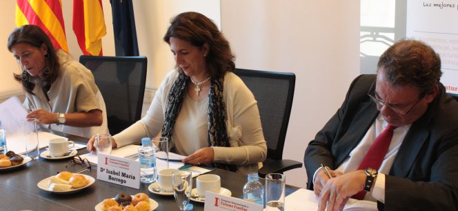 Marian Muro, directora general de Turismo de Cataluña;la secretaria de Estado de Turismo, Isabel Borrego, y el presidente de la patronal hotelera Cehat, Juan Molas, durante la firma de adhesión al I Congreso de Turismo Familiar.